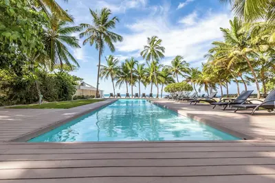 Beachfront Condo w/ Pool, Jacuzzi & Wi‑Fi