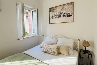 Image de Appartement rénové plein centre à 50m de la plage