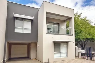 Image de Norwood Townhouse- Walk to the Parade!