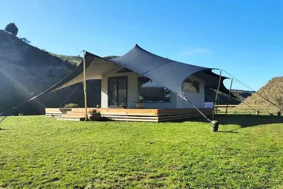 Image de Luxury Safari Tent Rental on the Whanganui River in Taumarunui, New Zealand