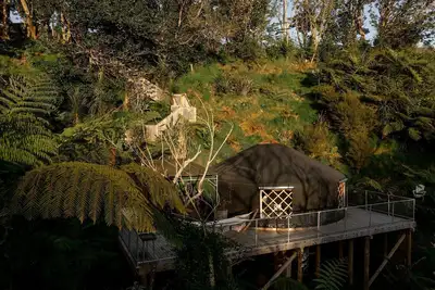 Image de Stylish Yurt with an Outdoor Bathtub for Luxury Camping in Taranaki, North Island