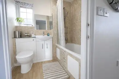 Image de Homely 2 Bed Stay | Parking | 4 Min Walk to Station | London Links