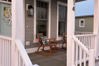 Image de Charming 3-bedroom farmhouse, without the animals, in charming Swansboro! 🦢