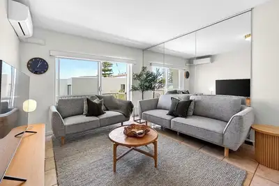 Image de Ocean Breeze – Walk to Cottesloe Beach, light-filled coastal apartment