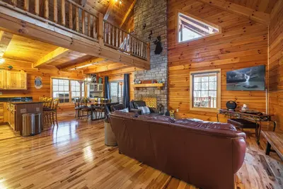 Image de New! Cabin on 5 Acres! Pool & Hot Tub! Sleeps 16!