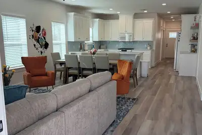 Image de The Disco Cowgirl! 1 mile to Baylor, 1/2 mile to Magnolia Silos!