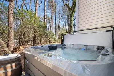 Image de Newly Renovated Cozy 2br 1ba Cottage -New Hot Tub