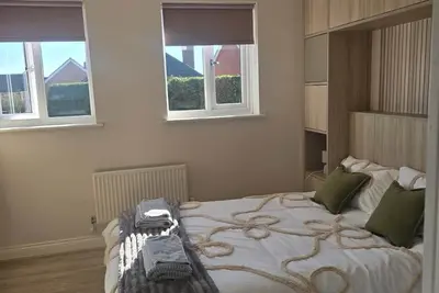 Image de Moderne-Maison-Sdb privée avec douche-Vue sur Jardin