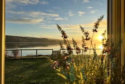 Image de Super Pet-Friendly, Loch Front Cottage with Direct Loch Access and Games Room