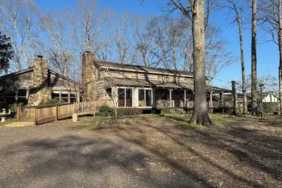 Image de Rustic 4-bedroom cabin on 180-acre horse farm near Anderson, South Carolina