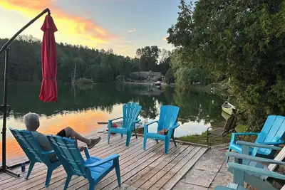 Image de Private Family Lakefront Cottage with Sandy Beach and Sunset Views