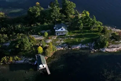 Image de Unique Upstairs Boathouse Accommodation on a Private Island in the 1000 Islands