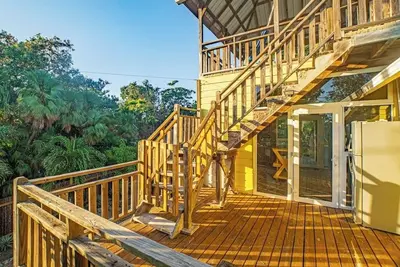 Image de Spacious coastal house with outdoor pool, deck & near beach