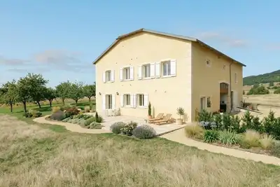 Image de Séjour paisible dans la campagne de Mont-l'Étroit, proche de sites historiques
