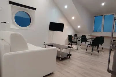 Image de Loft lumineux avec vue cathédrale – Design & ambiance unique Le hublot d'Amiens