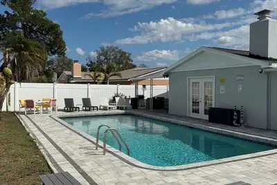 Sun, Pool & Beach: Largo Getaway