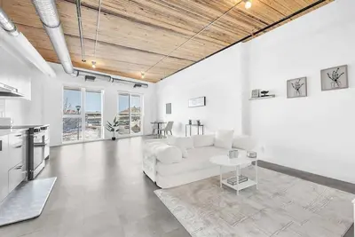Image de Exclusive East Village Riverfront Apartment. Sauna included.