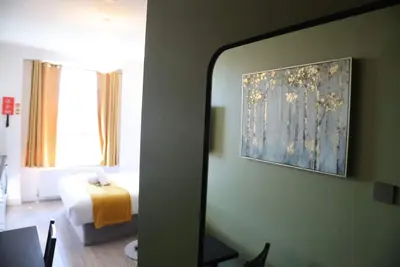 Image de comfortable stay featuring a fully equipped kitchen.