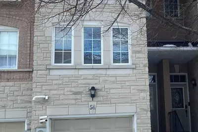 Image de Stylish Urban Mahogany Getaway With Bright Natural Light\" -Centrally Located