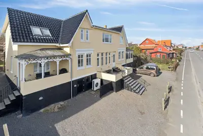 Image de Bright apartment with open sea views