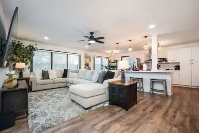 Image de 5br/3ba Stylish Modern Home in Decatur