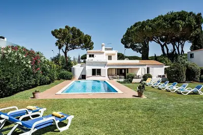 Image de Large private pool with sun loungers and terrace