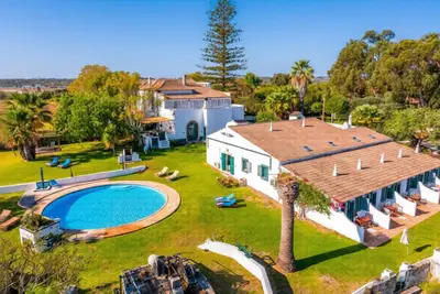 Image de Two bedroom apartment with access to a large shared swimming pool