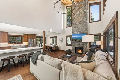 Image de Daybreak Retreat by Tahoe Getaways - Monthly Pet-Friendly West Shore Rental w/ Yard & Hot Tub!