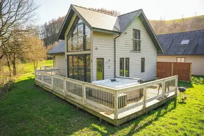 Image de Oak Lodge, pet friendly, with hot tub in Llangunllo