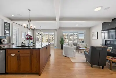 Image de Luxurious Home Near Canal, Central Ac, Pool Table