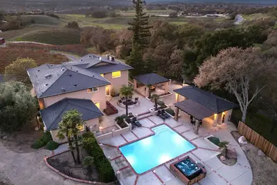 Image de Private Dual Homes | Pool + Firepit | El Pomar Estate - Barn & Main House