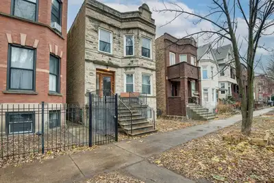 Image de 1 Mi to Wrigley! Quintessential Chi-Town Greystone