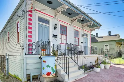 Image de Walk to River & Nola Ferry: Algiers Point Home