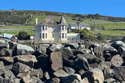 Image de Bryn Eglwys Period Family Home with Hot Tub & Sea Views