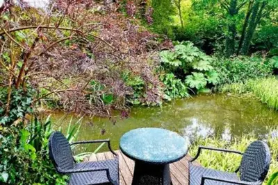 Image de Tranquil cottage stay with fireplace and pond