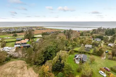Image de Cozy holiday home with terrace and wood-burning stove close to the water.