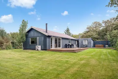 Image de Family-friendly holiday home with large wilderness bath, close to the water.