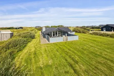 Image de Renovated holiday home with 4 bedrooms 800 meters from the North Sea.