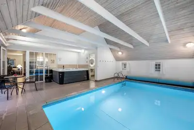 Image de Lovely pool house with jumping cushion and activity room.