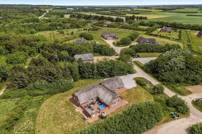 Image de Large 18-person pool house with outdoor hot tub, outdoor sauna and enclosed.