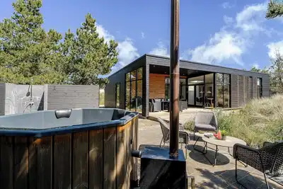 Image de Lovely holiday home with outdoor sauna and wilderness bath, close to Klitmøller.