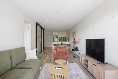 Hawthorn Haven  Balcony Views & Comfort