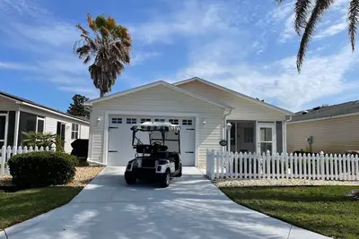 Image de Duval Hideaway: Lanai Mornings, Breezy Golf-Cart Days, Easy Living.