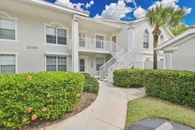 Image de Fountain Lakes - Gorgeous Top Floor Unit, 9 Hole Chip & Put Included!