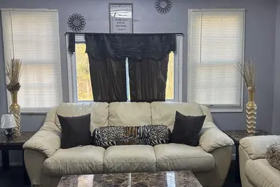 Charming 2-bedroom house with Huge Deck in Macon