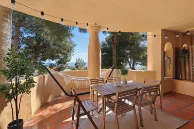 Image de Appartement moderne avec vue sur la mer – Évasion de vacances ultime