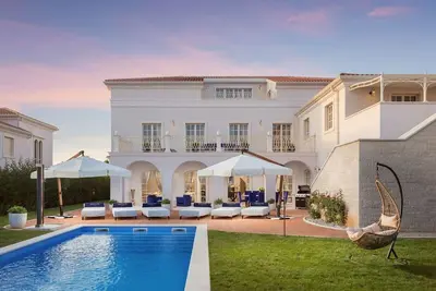 Image de Villa Hermitage – The Grand Retreat<br>Villa élégante pouvant accueillir jusqu’a 12 personnes avec piscine privée, située a 2 km de la mer.