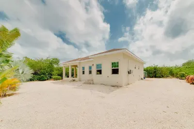 Image de Clean 3 Bed, 3. 5 Bath -April 15th onwards. Free Cayman Tshirt