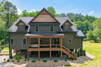 Image de Blue Ridge Luxury Riverfront Lodge on the Ocoee- 6 En Suites + Bunk Room-2 Acres