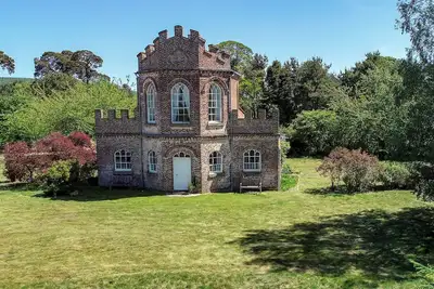 Image de Historic folly in Capability Brown park for family or friends groups